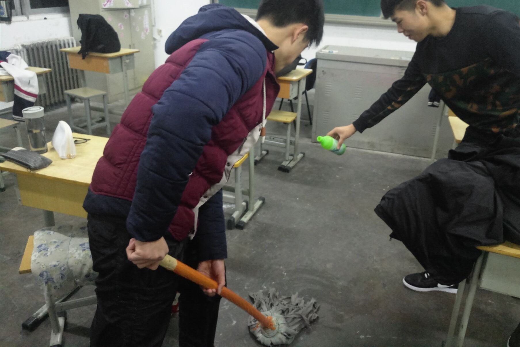 高中学生用消毒水拖地消毒