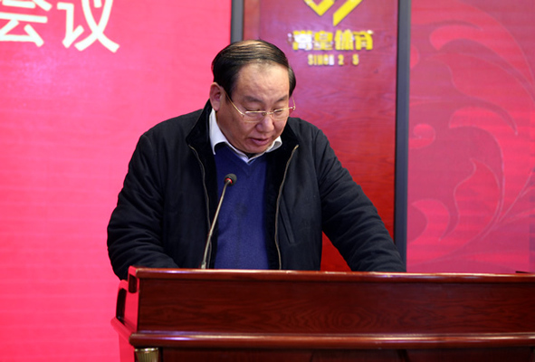 市教育局副局长张大龙宣读《郑州市教育局关于表彰2017年郑州市中小学校责任督学挂牌督导工作先进集体和先进个人的决定》 市教育局副局长张大龙宣读《郑州市教育局关于表彰2017年郑州市中小学校责任督学挂牌督导工作先进集体和先进个人的决定》