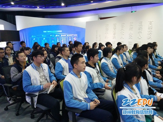 郑州47中组织学生参加“我为两会写微议案”活动启动仪式