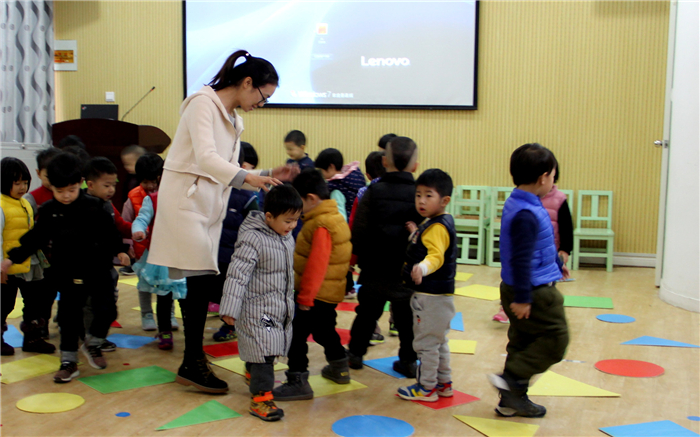 曹晨影老师执教名师模仿课——小班数学活动《图形游戏》