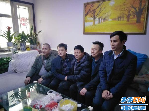 国防科技学校走访慰问离退休老干部和困难党员教师