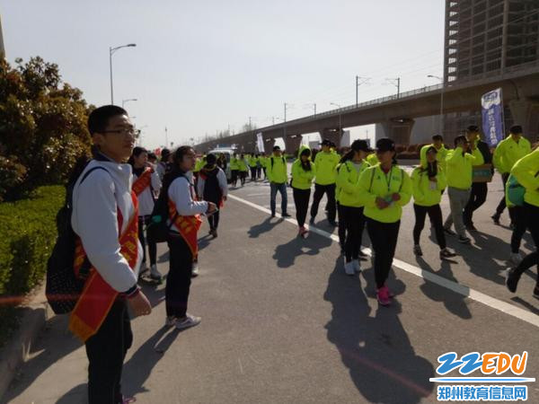 8、志愿者助力郑开国际马拉松比赛