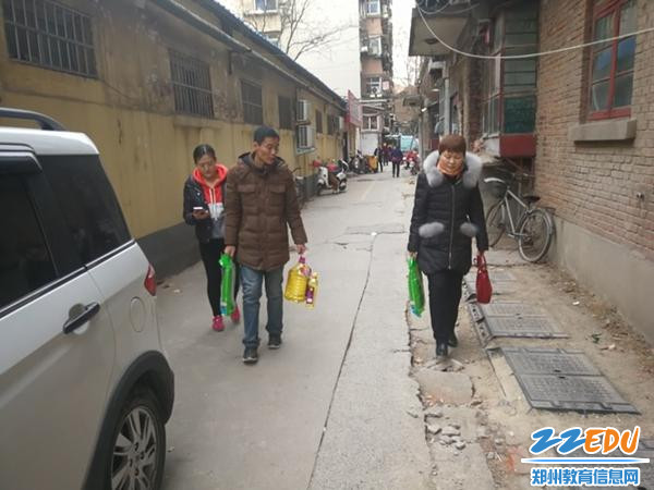 02-24中党委书记常玉霞走访慰问社区困难群众