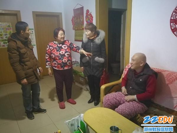 03-常玉霞书记来到社区困难家庭当中送上节日的问候