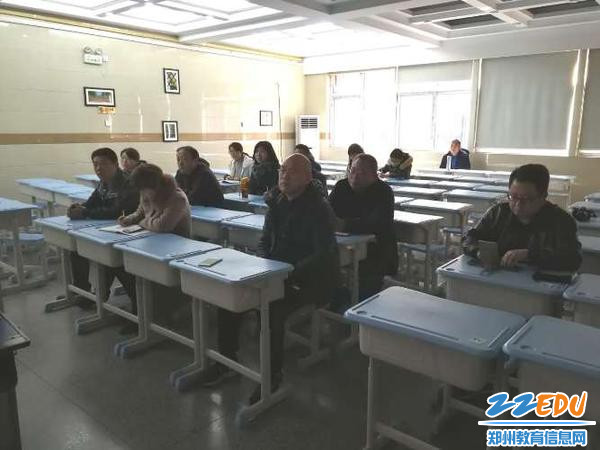 陈峻校长、常玉霞书记带领大家认真聆听政府工作报告