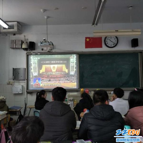 全校各班积极组织学生观看开幕式聆听报告00