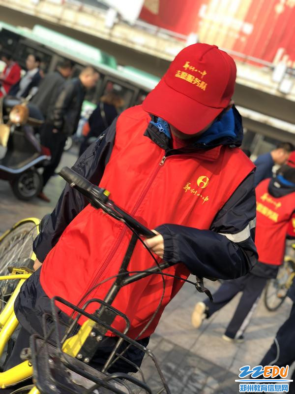 种春风 爱心出动 郑州八中郑州汽车东站志愿服