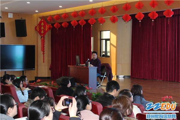 郑州市教科所胡远明主任做主题讲座
