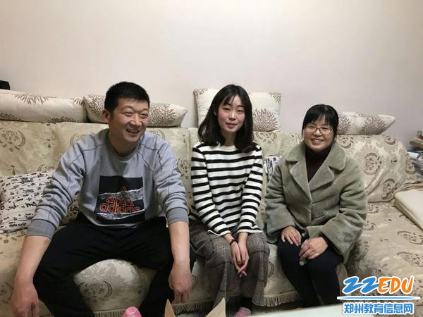 听到孩子的优点,家长笑得合不拢嘴