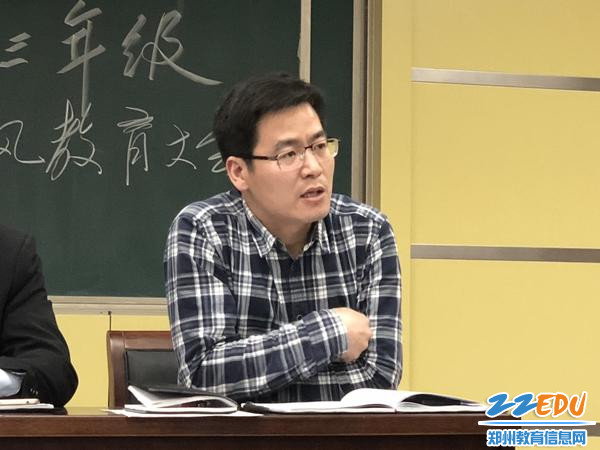 教务处副主任王伟对13日郑州市教研室调研结果进行反馈