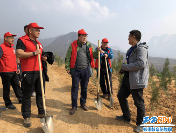 郑州市绿化委员会领导为57中义务植树志愿者点赞