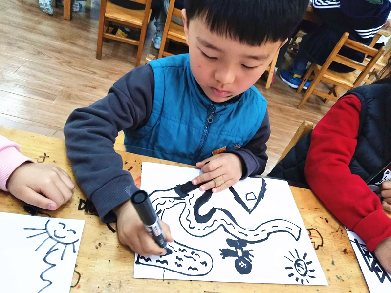 孩子们绘画《黄河》
