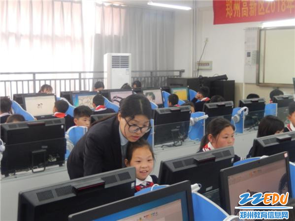 9.尚染染老师耐心德指导学生