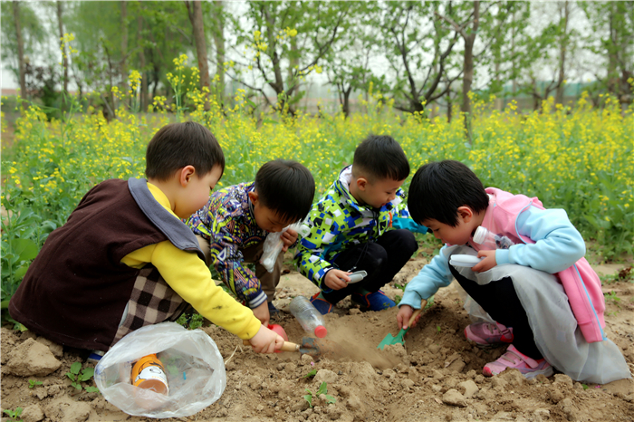 和泥巴,造"运河" 郑州市教工幼儿园师生上演"我和泥土