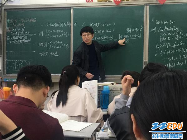3徐彦伟老师正在给学生上课