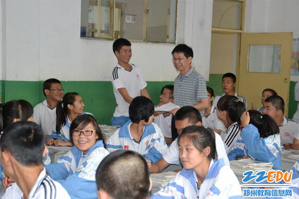 8在新疆哈密中学深受学生们喜爱