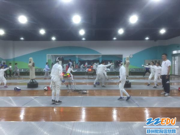 击剑队员进行日常训练_调整大小