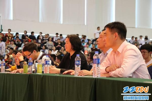 学校领导莅临会场观看同学们精彩的演出