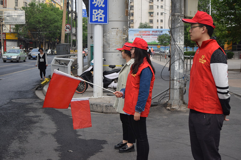 用行动引领城市交通文明郑州三中志愿者开展文明交通志愿服务活动