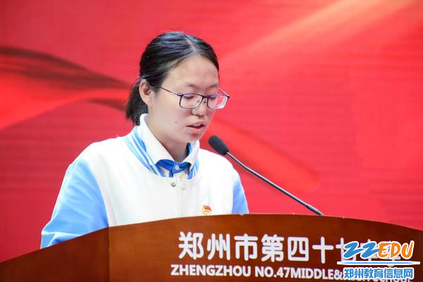 团委组织部长胡琨宣布新团员名单