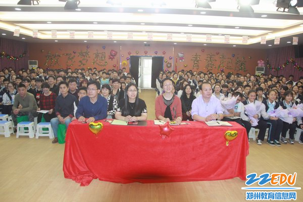 郑州五中十四岁集体生日仪式庆祝五四青年节
