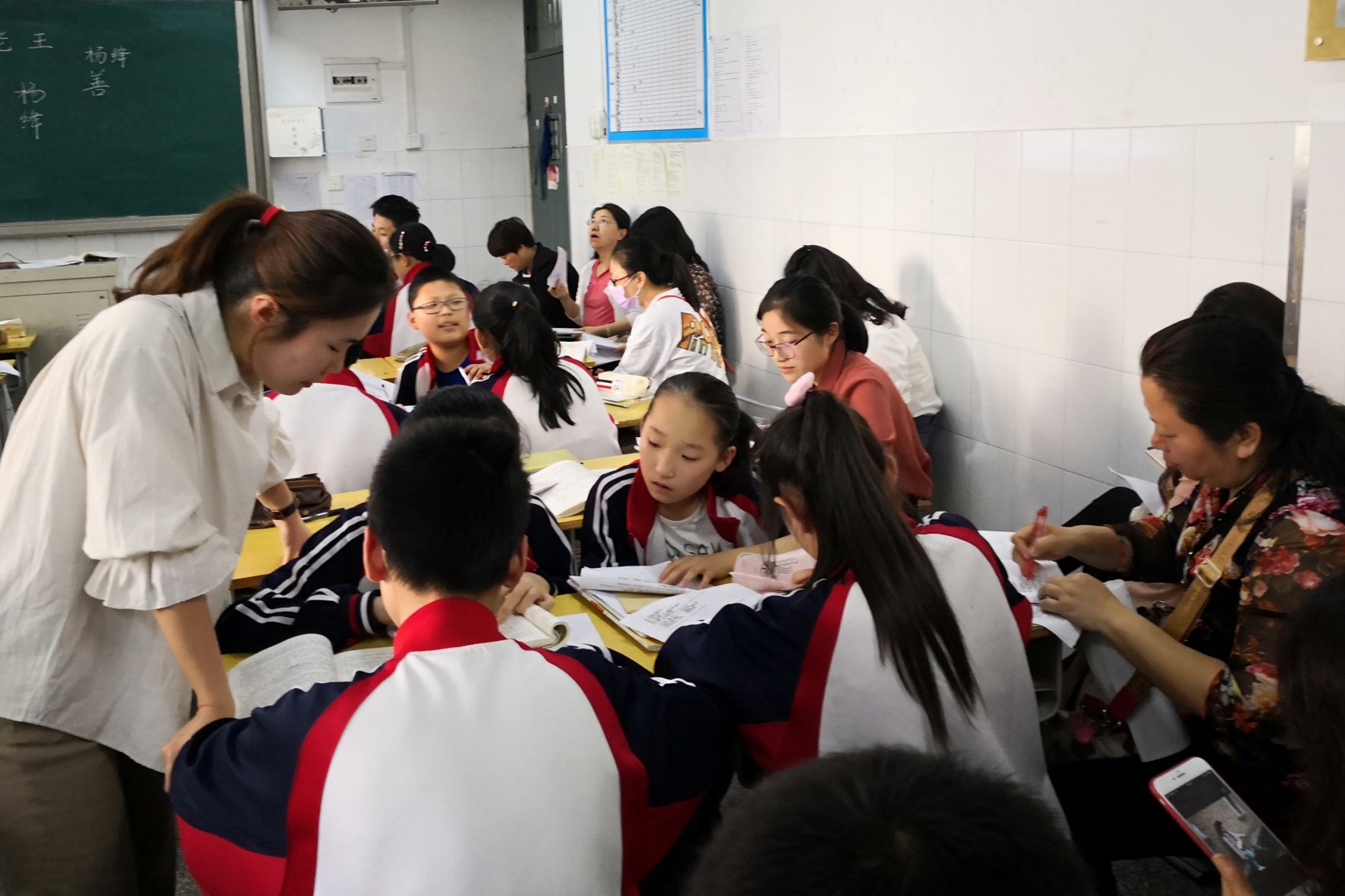 边雯老师在课堂上与学生交流互动
