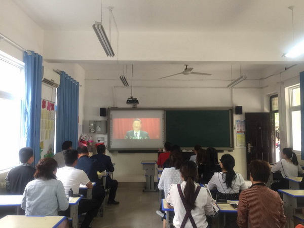 古荥小学以班级为单位组织学生观看《厉害了,我的国》影片活动,同时