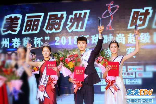 ֣��12��ѧ���ڻ���ʱ�г���ģ�ش������۹�