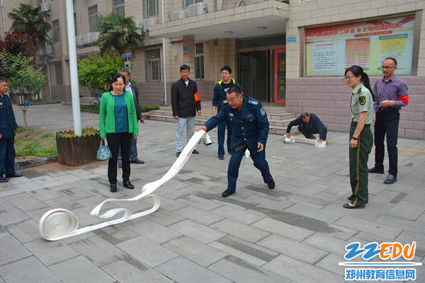 对学校保安和相关处室人员进行微型消防站器械的使用进行培训