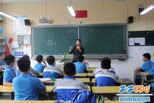 老师对学生表现进行总结