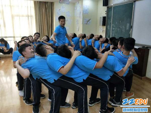 【传奇私服地图装备补丁】中国学者：特朗普把刀架我们脖子上 我们绝不屈服