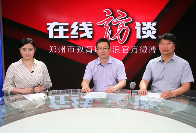 郑州市艺术工程学校校长宋志强(右),市金融学校校长付强(中)介绍郑州