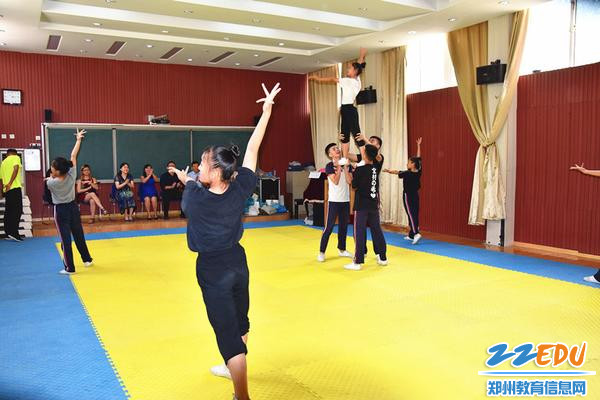 参观郑州42中健美操社团，学生正在展示中