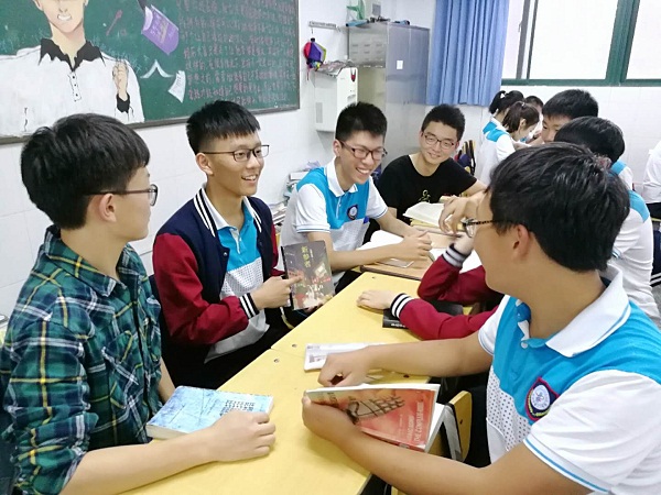 学生阅读课小组读书交流