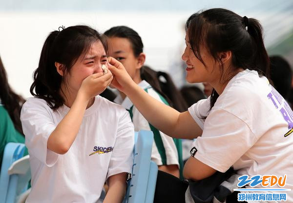 一位女同学在毕业典礼上流下泪水