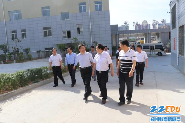 郑州市教育局党组副书记、常务副局长刘鹏利，一行到达卢氏县职业中等专业学校