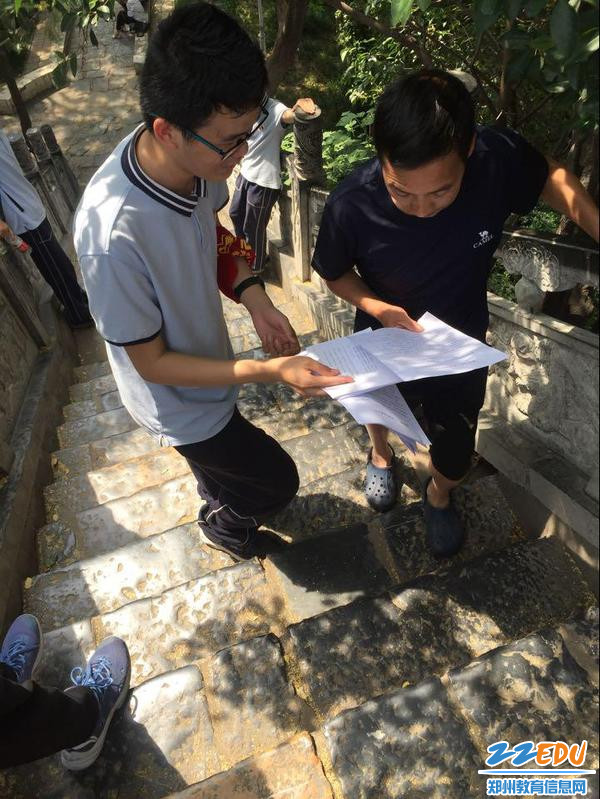 3.12019届9班志愿者在宣传争做环境卫士倡议