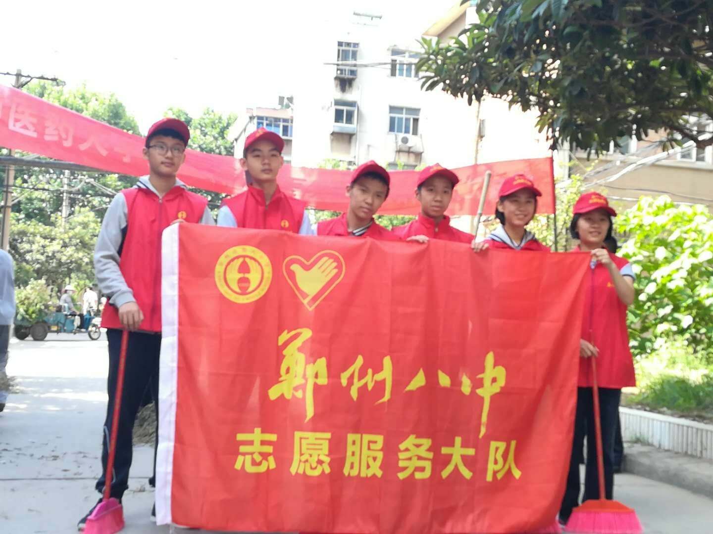 郑州市"全城清洁"活动 郑州八中学生志愿服务队在行动