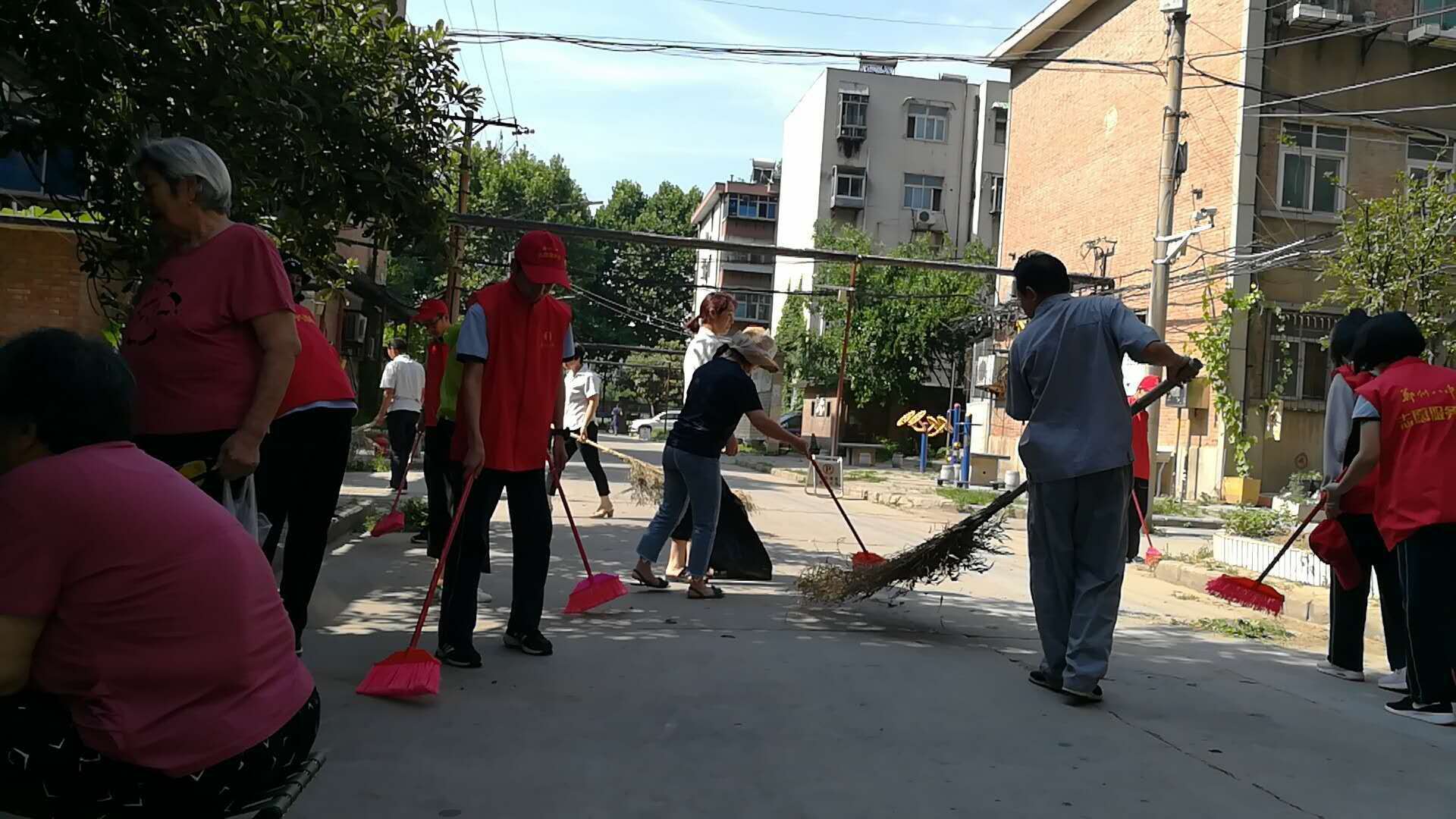 郑州市"全城清洁"活动 郑州八中学生志愿服务队在行动