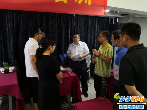 02陈峻校长对各小组学习进行具体分工部署