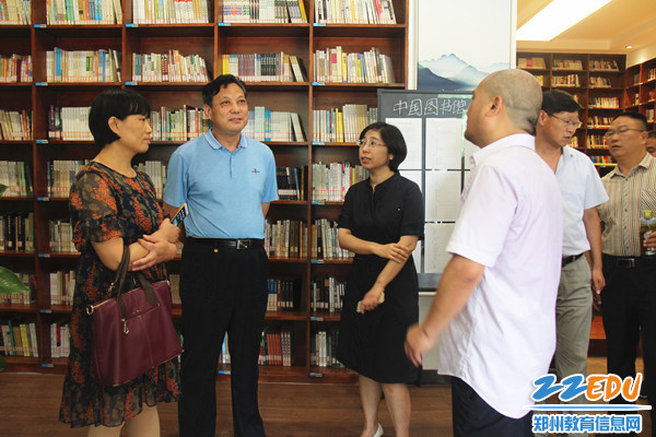 考察团参观图书馆 考察团参观图书馆