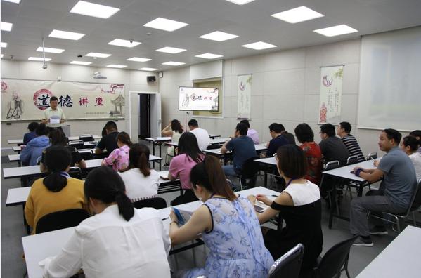郑州市现代教育信息技术中心开展我身边的共