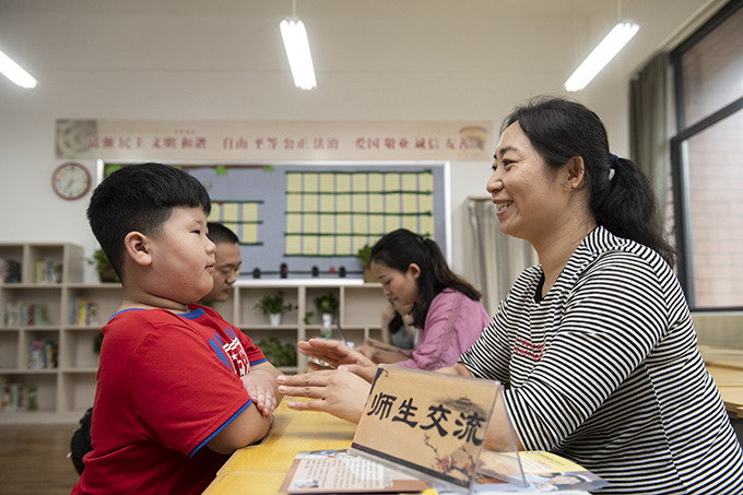 8月19日上午,郑东新区艺术小学的老师在与新同学互相了解.