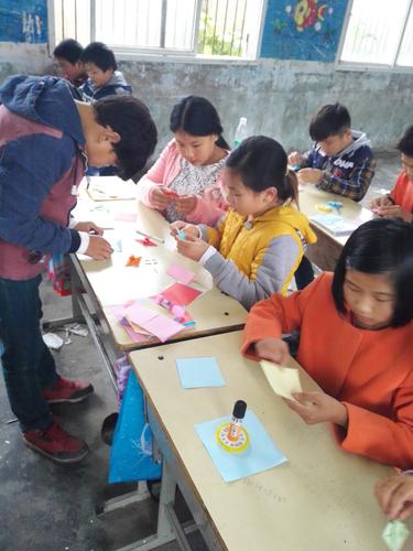 管城区外国语小学 周慧颖 教他们做手工