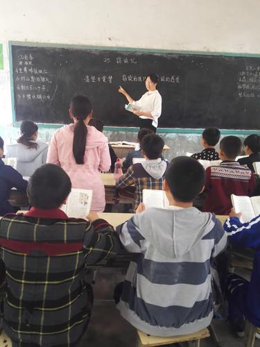 管城区外国语小学 周慧颖 学生在认真听讲