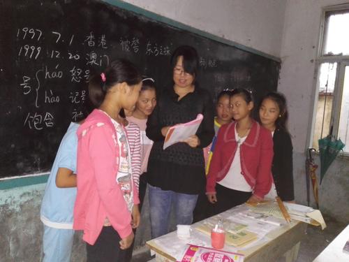 管城区外国语小学 周慧颖 与孩子们一起讨论