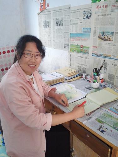 管城区外国语小学 周慧颖 在宿舍备课批改作业