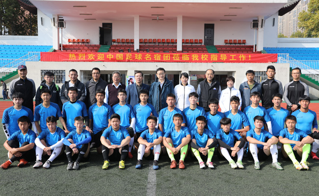 中国足球名宿辅导团走进郑州校园 现场辅导队