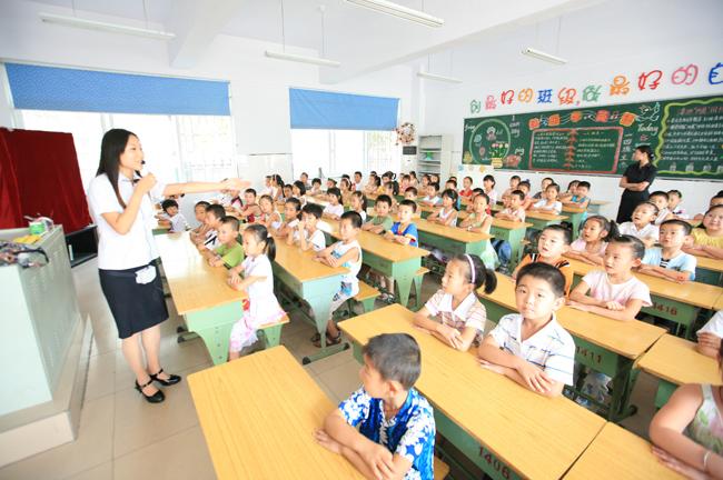 图为文化绿城小学学生在上课