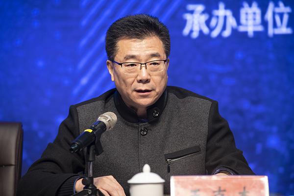 郑州市教育局副调研员王克杰宣读表彰决定
